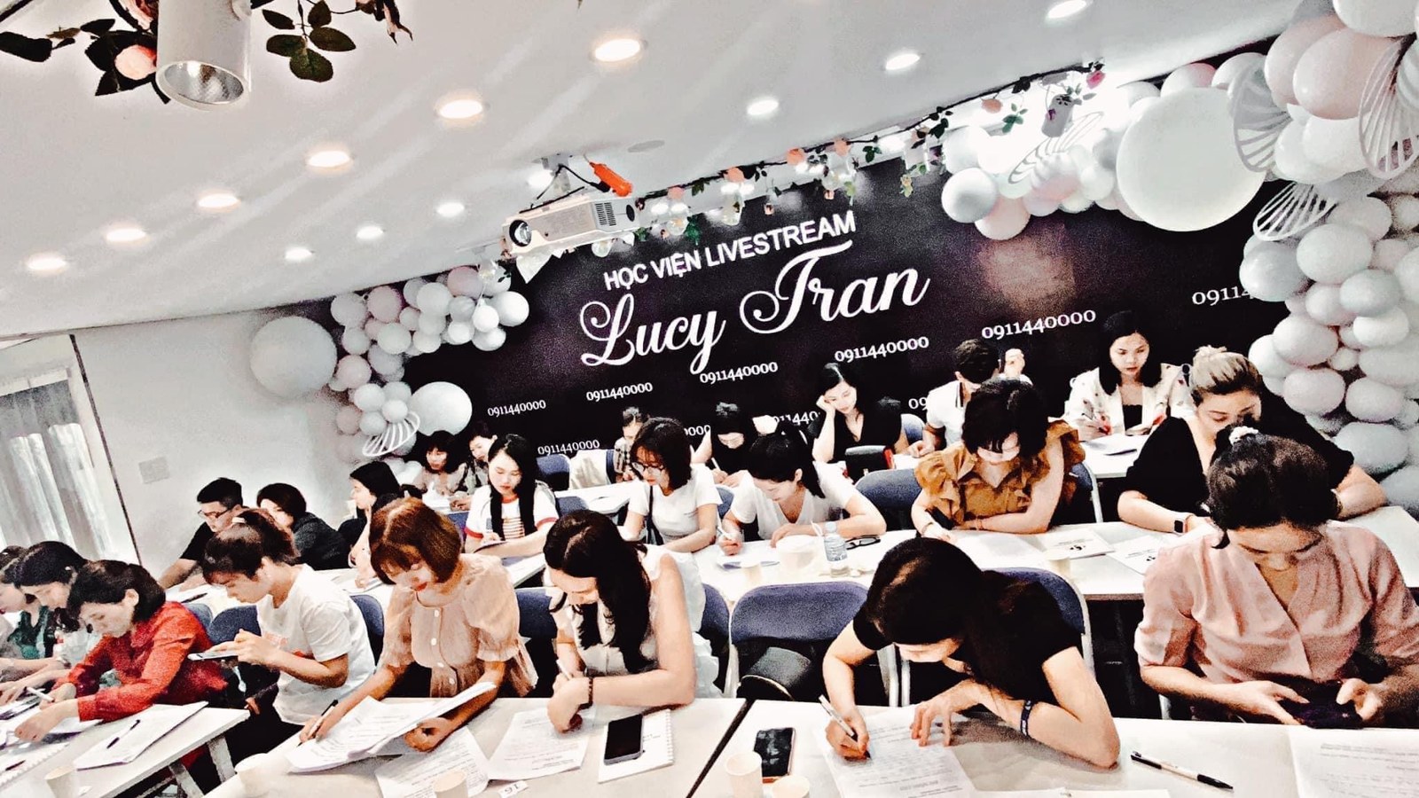 Học viên trong lớp Lucy Tran