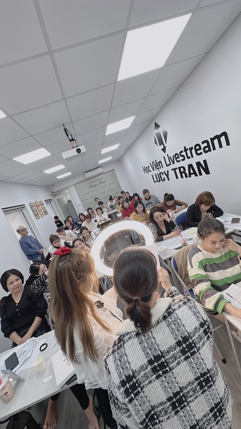 Học viên thực hành trước đèn livestream