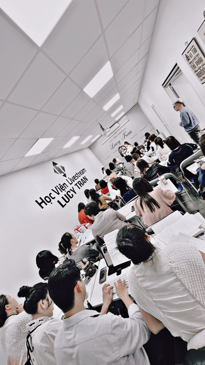 Không gian lớp học Lucy Tran với học viên thực hành