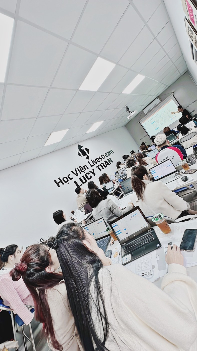 Học viên thao tác trên máy tính trong giờ học